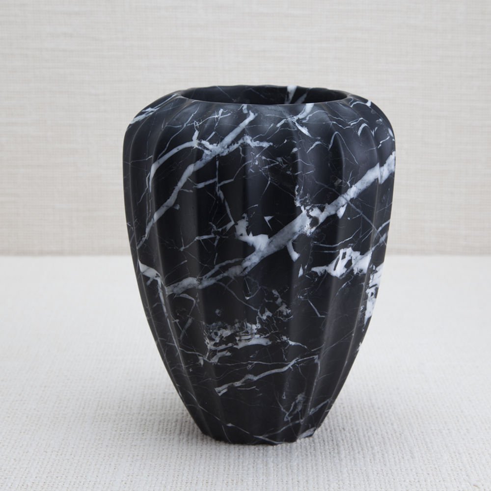 乐动在线体育·(China)官方网站 - 附件|花器|办公家具|登录入口家具|凹槽花瓶