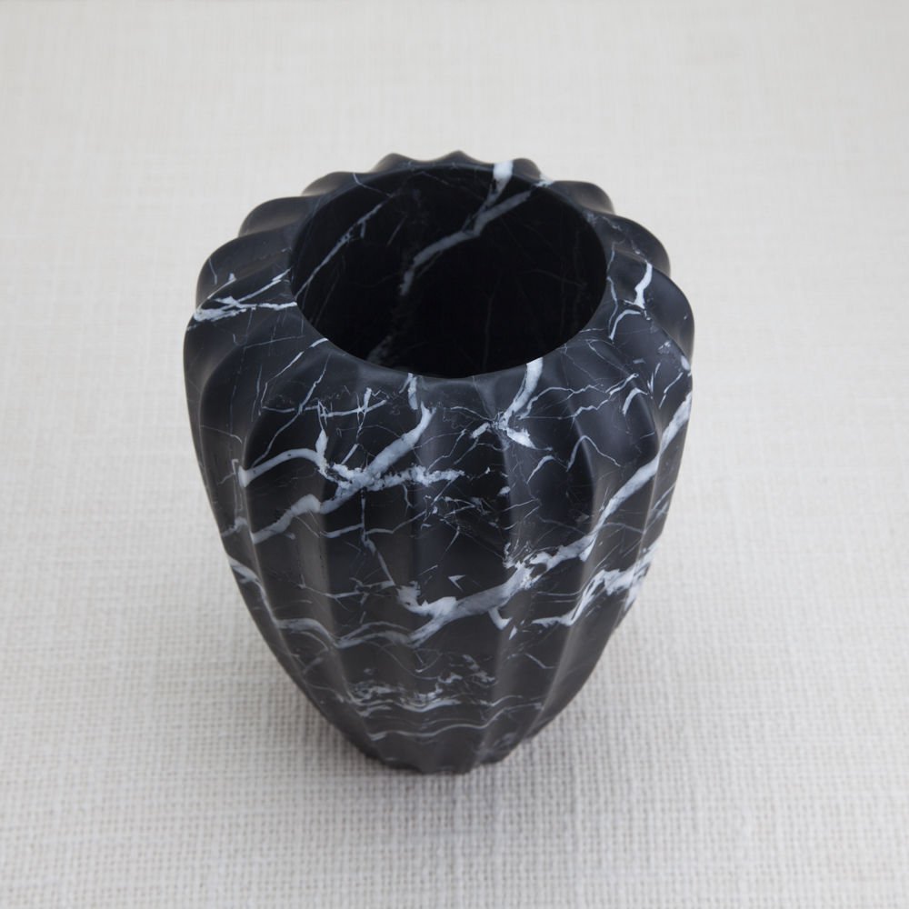 乐动在线体育·(China)官方网站 - 附件|花器|办公家具|登录入口家具|凹槽花瓶
