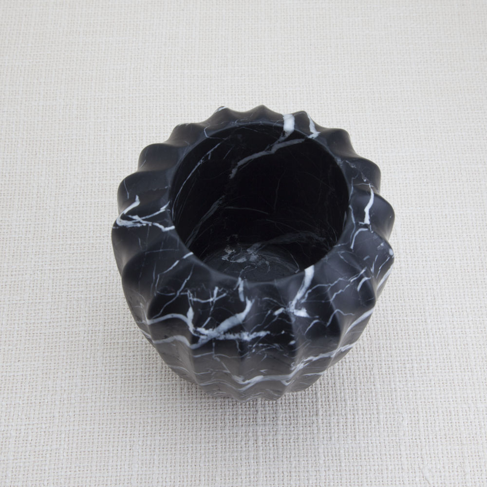 乐动在线体育·(China)官方网站 - 附件|花器|办公家具|登录入口家具|凹槽花瓶